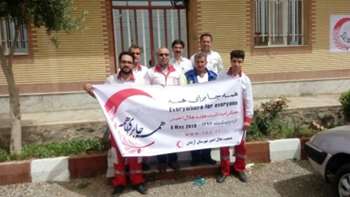 تکنسین های اورژانس پیش بیمارستانی دانشگاه با حضور در پایگاه های جمعیت هلال احمر، هفته هلال احمر را تبریک گفتند  