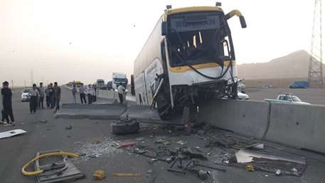  مدیریت مطلوب  حادثه برخورد یک دستگاه اتوبوس با گاردریل در محور تهران- سمنان 