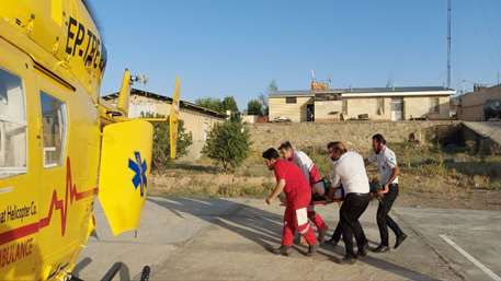  دومین پرواز هلی کوپترآمبولانس اورژانس پیش بیمارستانی استان سمنان بر فراز آسمان برای نجات مصدوم ناشی از واژگونی تیبا 