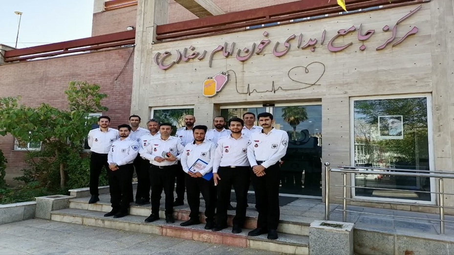 رئیس اورژانس پیش‌بیمارستانی و مدیر حوادث دانشگاه به همراه جمعی از کارشناسان ستادی و کارکنان عملیاتی اورژانس ١١۵ در صف اهدای زندگی